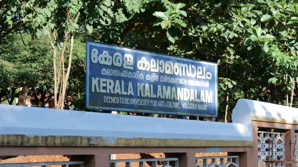 സാമ്പത്തിക പ്രതിസന്ധിയാണ് കലാമണ്ഡലം നേരിടുന്ന മറ്റൊരു പ്രധാന വിഷയം. ഇത് എല്ലാ കാലത്തും കലാമണ്ഡലത്തെ പ്രതിസന്ധിയിലാക്കിയ പ്രശ്നവുമായിരുന്നു. പലരിൽനിന്നുള്ള സംഭാവനകളും ഭാഗ്യക്കുറി നറക്കെടുപ്പുമൊക്കെയായിരുന്നു ആരംഭകാലത്ത് പ്രധാന വരുമാനസ്രോതസ്സ്. 