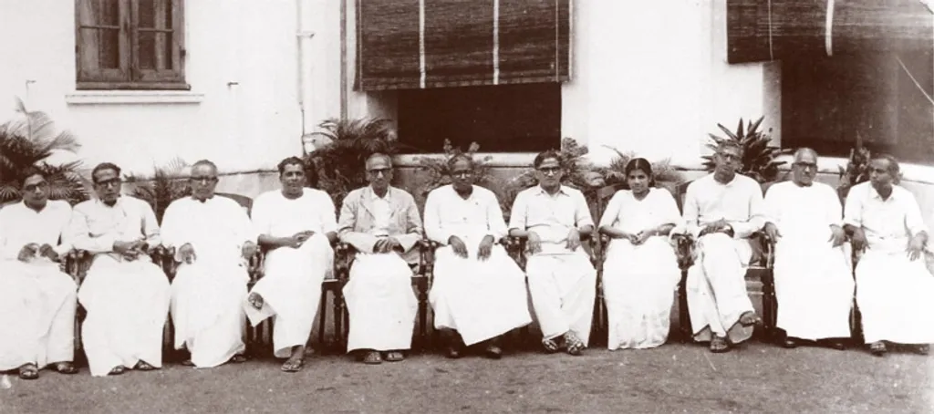 957-ൽ പാർലമെന്ററി ജനാധിപത്യത്തിലൂടെ അധികാരത്തിൽ വന്ന കമ്യൂണിസ്റ്റ് സർക്കാർ ജാതിയുടെയും മതത്തിന്റെയും വേരൂന്നിയ താൽപ്പര്യങ്ങളെ മറികടന്ന് ഭൂപരിഷ്കരണങ്ങൾ, വിദ്യാഭ്യാസ സംരംഭങ്ങൾ, മതേതര നിയമനിർമ്മാണം എന്നിവയ്ക്ക് തുടക്കമിട്ടു. 