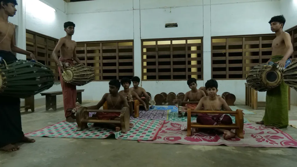 കലാമണ്ഡലത്തിലെ പഠനകാലയളവിലും മാറ്റം വരേണ്ടതുണ്ട്. ഒരു കലാരൂപം പഠിക്കുന്നതിന് 14 വർഷം മാറ്റിവെക്കാൻ പുതിയ കാലത്ത് എത്ര വിദ്യാർത്ഥികൾ തയ്യാറാവും? ഈ ആശങ്ക ചാൻസിലർക്കുമുണ്ട്.