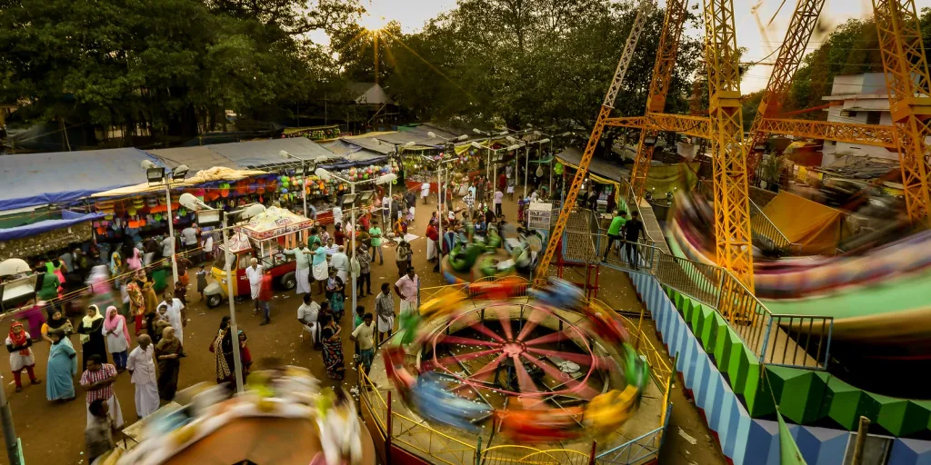 എന്റെ ജന്മനാടായ കൊടുങ്ങല്ലൂരിൽ, ക്ഷേത്രത്തിൻ്റെ അധീനതയിലുള്ള വഴികളിലൂടെ എത്രയോ മനുഷ്യർ ജാതി, മത വ്യത്യാസമില്ലാതെ നടന്നുപോകുമായിരുന്നു. കൊടുങ്ങല്ലൂർ താലപ്പൊലിയുടെ ആൾക്കൂട്ടമെന്നത് കൊടുങ്ങല്ലൂരിലെ ബഹുസ്വര സമൂഹത്തിൻ്റെ പരിഛേദമായിരുന്നു. Photo: Shahin Olakara / flickr