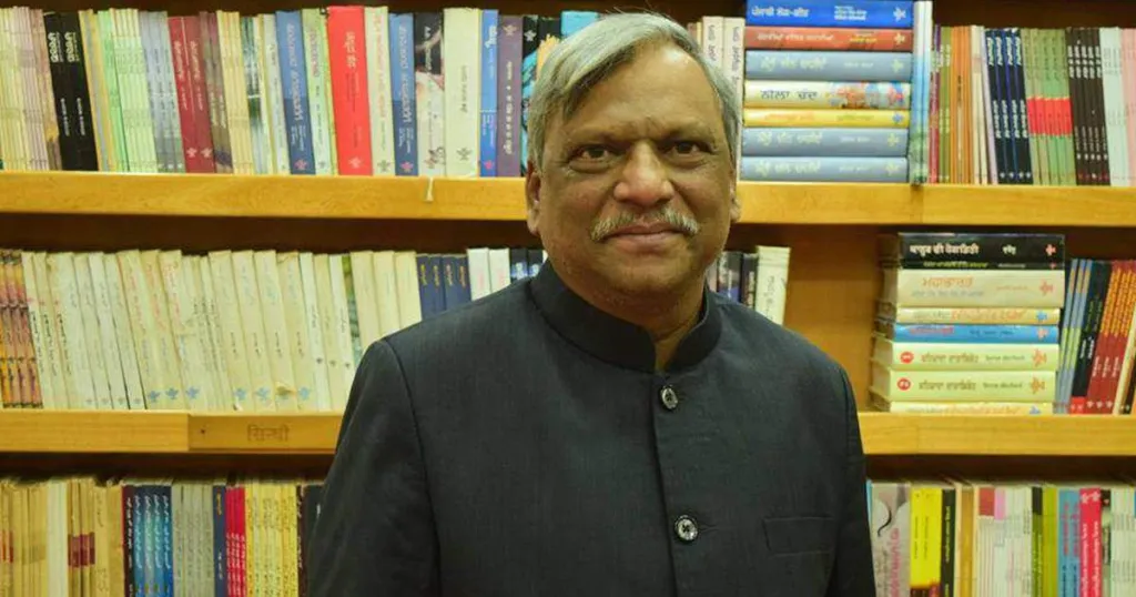 ചരിത്രാതീതകാലം മുതൽ പൊതു പാരമ്പര്യങ്ങളും പൊതുമഹത്വങ്ങളും പൊതു രാഷ്ട്രീയ- സാംസ്കാരിക അനുഭവങ്ങളും പങ്കിട്ടവരാണ് എല്ലാ ഹിന്ദുക്കളും എന്ന തീവ്ര ഹിന്ദുത്വവാദി പ്രചാരണത്തെയാണ് ശരൺ കുമാർ ലിംബാളെ ഈ​ നോവലിലൂടെ ചോദ്യം ചെയ്യുന്നത്.