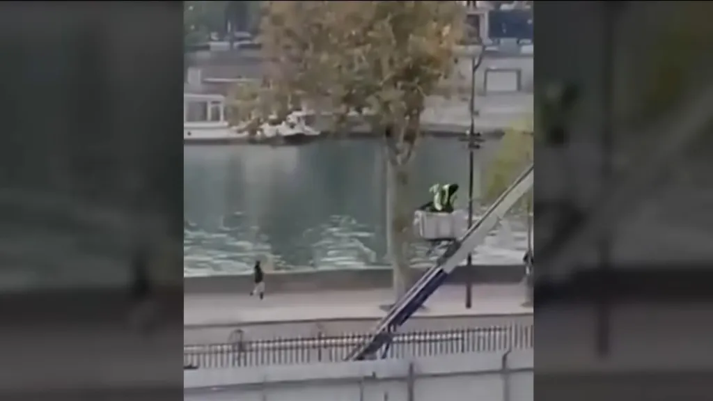 ഫ്രാൻസിലെ ലൂവർ മ്യൂസിയത്തിൽ കഴിഞ്ഞ ദിവസങ്ങളിൽ ഒരു കൊള്ള (heist) നടന്നു. കലാമോഷണം (art heist). പകൽ സമയം ഏഴു മിനിട്ടുമാത്രം നീണ്ടുനിന്ന ഓപ്പറേഷൻ. ഒരു കുറുങ്കവിത എഴുതുന്ന വൈദഗ്ദ്ധ്യത്തോടെ എട്ടു അമൂല്യശേഖരവുമായി കൊള്ളക്കാർ കടന്നു. 