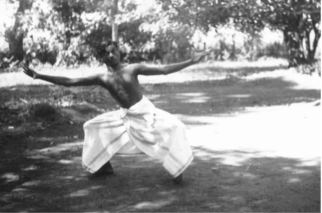 വളെങ്ങോട് മാധവൻ. കലാമണ്ഡലത്തിലെ കളരികൾക്കുശേഷം ഉദയശങ്കർ കലാമണ്ഡലത്തിലെ വിദ്യാർത്ഥിയായിരുന്ന വളെങ്ങോട് മാധവനെയും തന്റെ സംഘത്തിൽ ഉൾപ്പെടുത്തി. മാധവൻ ഉദയശങ്കറിന്റെ നൃത്തസംഘത്തോടൊപ്പം ചേർന്ന് ഇന്ത്യയിലെ പല ഭാഗങ്ങളിലും, വിദേശ രാജ്യങ്ങളിലും നിരവധി പ്രോഗ്രാമുകൾ അവതരിപ്പിച്ചു. Photo Credit/ Alice Boner-Courtesy Muesum Rietberg