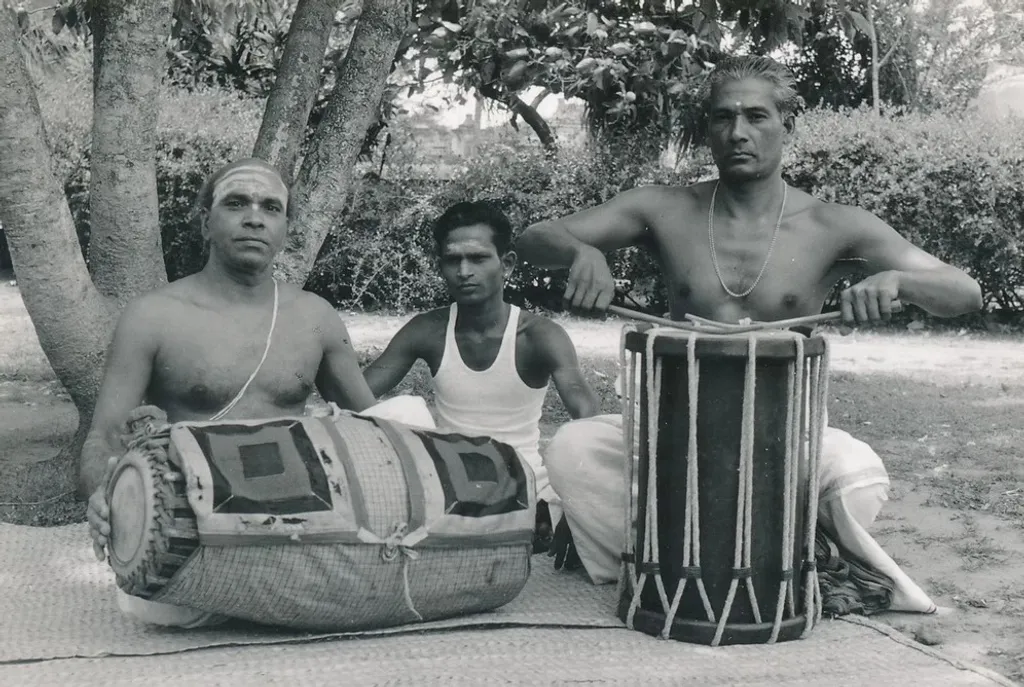 മൂത്തമന കേശവൻ നമ്പൂതിരിയും ശിഷ്യന്മാരും  Photo Credit/ Alice Boner-Courtesy Muesum Rietberg