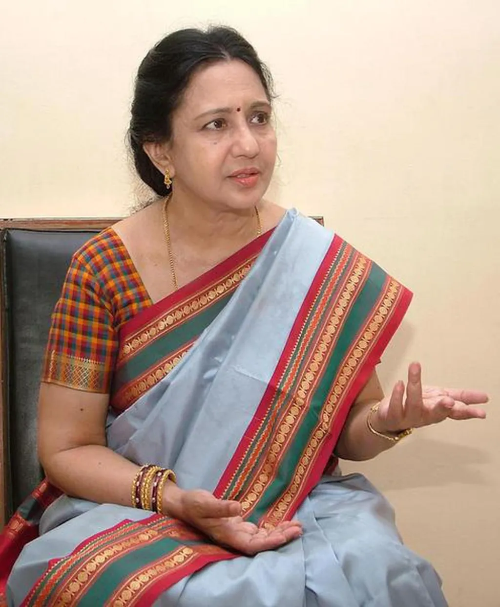 1989-ലെ നിയമസഭാ തെരഞ്ഞെടുപ്പിൽ ബോഡിനായ്ക്കന്നൂർ മണ്ഡലത്തിൽ നിന്നാണ് ജയലളിത മത്സരിച്ചത്. നടിയും നർത്തകിയുമായിരുന്ന വെണ്ണിറാടൈ നിർമ്മലയായിരുന്നു ജാനകി വിഭാഗം സ്ഥാനാർഥി. ജയലളിത നാമനിർദേശപത്രിക സമർപ്പിച്ച് ദിവസങ്ങൾ കഴിഞ്ഞും നിർമ്മല രംഗത്തെത്താഞ്ഞത് പല അഭ്യൂഹങ്ങൾക്കും കാരണമായി. 