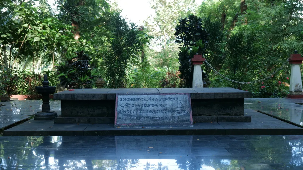 ചെറുതുരുത്തിയിലെ വള്ളത്തോൾ സമാധി. 