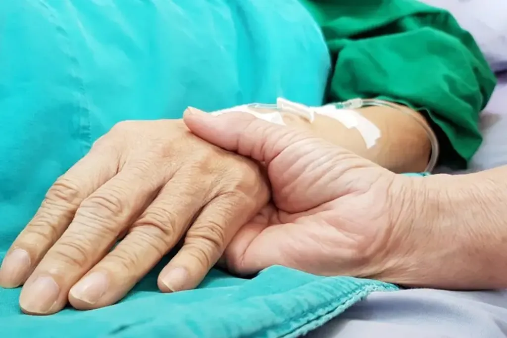 അവിടെ രോഗത്തിൽ മാത്രം കേന്ദ്രീകരിക്കാതെ രോഗിയുടെ ദുരിതവും ബുദ്ധിമുട്ടും മാറ്റുന്നു, പാലിയേറ്റിവ് കെയർ.