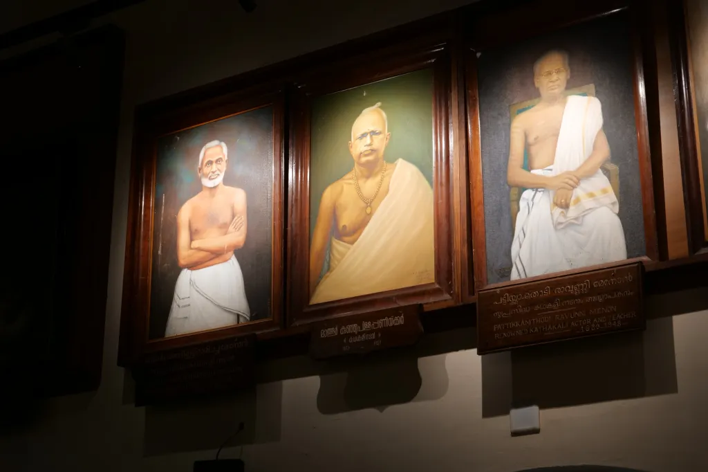 പട്ടിക്കാംതൊടി രാവുണ്ണി മേനോൻ, തകഴി കുഞ്ചുക്കുറുപ്പ്, കവളപ്പാറ നാരായണൻ നായർ, കരിയാറ്റിൽ കോപ്പൻ നായർ, കുറുവട്ടൂർ കുഞ്ഞൻ നായർ, വെച്ചൂർ രാമൻ പിള്ള, തോട്ടം ശങ്കരൻ നമ്പൂതിരി എന്നിവരാണ് കലാമണ്ഡലത്തിന്റെ തുടക്കകാലത്ത് അഭിനയം കൊണ്ട് അരങ്ങുതകർത്തവർ.      Photo Credit/ Muhammad Hanan