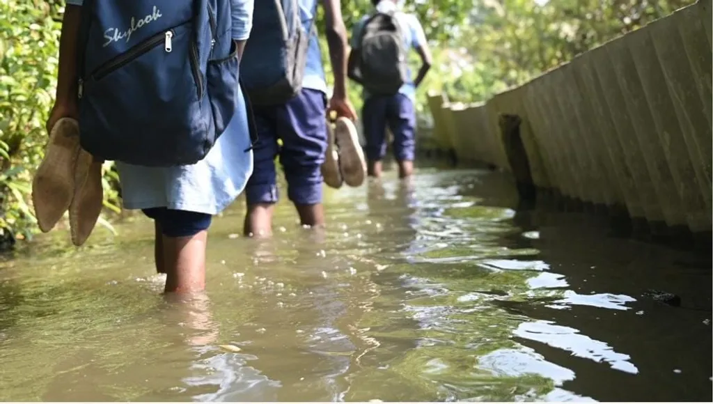 വേലിയേറ്റത്തെത്തുടർന്ന് ഉണ്ടാകുന്ന ഗുരുതരമായ ആരോഗ്യപ്രശ്നങ്ങൾക്കൊപ്പം സാമൂഹിക അപമാനങ്ങളും വിലക്കുകളും   നേരിട്ടുകൊണ്ട് അതിഭാരമുള്ള ജീവിതസംഘർഷങ്ങൾ തുറന്നിടുന്നു.  Photo Credits/ Surya Chittore 
