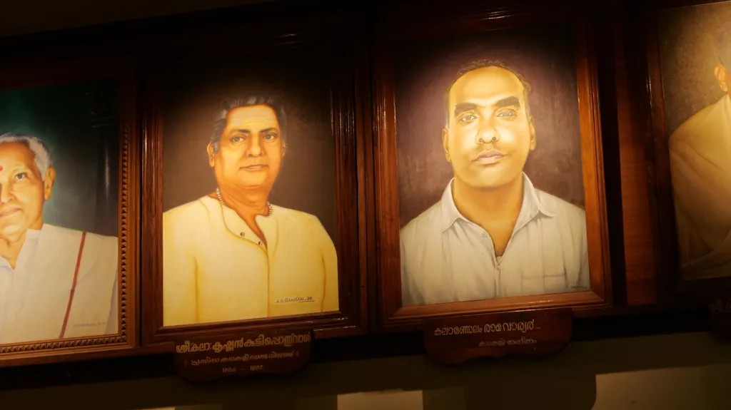 1955 ജൂണിൽ കഥകളി സംഗീതവിഭാഗത്തിലെ പ്രഗല്ഭ ചെണ്ട വിദ്വാനും അധ്യാപകനുമായിരുന്ന കൃഷ്ണൻകുട്ടി പൊതുവാളിനെ തുടർച്ചയായ അനുസരണക്കേടിന്റെ പേരിൽ ജോലിയിൽ നിന്ന് പിരിച്ചുവിട്ടു. ഇതിൽ പ്രതിഷേധിച്ച് കഥകളി വേഷത്തിലെ അധ്യാപകനായിരുന്ന രാമൻകുട്ടി നായരും മദ്ദള വിഭാഗത്തിലെ അപ്പുക്കുട്ടി പൊതുവാളും ജോലി രാജിവെച്ചു.  Photo Credit/ Muhammad Hanan