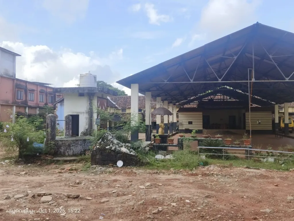 പയ്യന്നൂർ എ. കുഞ്ഞിരാമൻ അടിയോടി സ്മാരക ഗവ. വൊക്കേഷണൽ ഹയർ സെക്കന്ററി സ്കൂളിലെ ശതാബ്ദി പിന്നിട്ട പ്രധാന കെട്ടിടത്തിന്റെ പൊളിച്ച ഭാഗം.