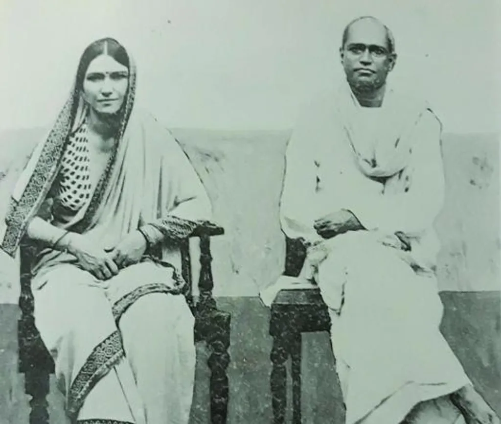 രാഗിണി ദേവിയും വള്ളത്തോളും കേരള കലമണ്ഡലത്തിൽ. 1932-ൽ, അമേരിക്കയിൽ ജനിച്ച എസ്തർ ലുവെല്ല ഷെർമൻ, രാഗിണിദേവി എന്ന ഇന്ത്യൻ പേര് സ്വീകരിച്ച്, കലാമണ്ഡലത്തിൽ കഥകളി പഠിച്ച ആദ്യ വിദേശ വിദ്യാർത്ഥിനിയായി. 