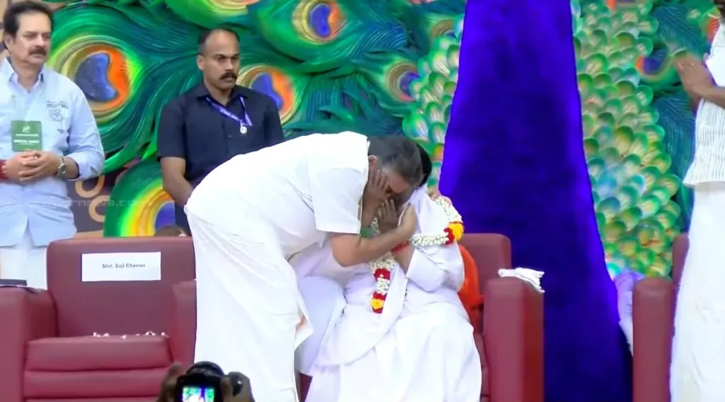 ഐഡിയോളജിയെ പൂർണ്ണമായി മറന്ന് എന്തു ചെയ്തും വോട്ട്, എന്തു ചെയ്തും അധികാരം എന്നതാക്കി നയം. അതിന് ജാത്യധിഷ്ഠിതമോ മതാധിഷ്ഠിതമോ ആൾ ദൈവാധിഷ്ഠിതമോ ഏതു വഴിയും സ്വീകാര്യം.