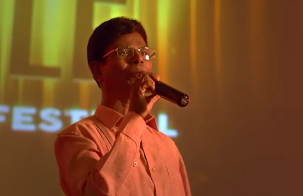 നാട്ടിൽ ശരീരം മെലിഞ്ഞ ആളുകൾ മുഴുവൻ തൻ്റെ പേരിലാണ് (‘കുടക്കമ്പി’) അറിയപ്പെടുന്നതെന്ന് ഇന്ദ്രൻസ് ആത്മഗതത്തോടെ പറയുന്നത്, സത്യസന്ധതയോടെ നമുക്കനുഭവിക്കാനാകുന്നു.