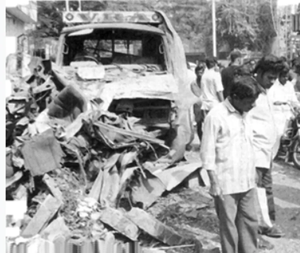 1997 -ൽ നടന്ന കോയമ്പത്തൂർ കലാപം ഹിന്ദുത്വ സംഘടനകളുടെ സഹായത്തോടെ ബി.ജെ.പിയുടെ പാർട്ടിഅടിത്തറ ഒരുക്കുന്നതിനായി പ്രയോജനപ്പെടുത്തി. കമ്മ്യൂണിസ്റ്റുകൾക്കും ദ്രാവിഡ കക്ഷികൾക്കും മുൻ‌തൂക്കമുണ്ടായിരുന്ന ജില്ലയിൽ ബി.ജെ.പിയുടെ കടന്നുകയറ്റത്തിന് ഹിന്ദു- മുസ്ലിം സംഘർഷങ്ങൾ ചില്ലറ പങ്കൊന്നുമില്ല വഹിച്ചത്. 