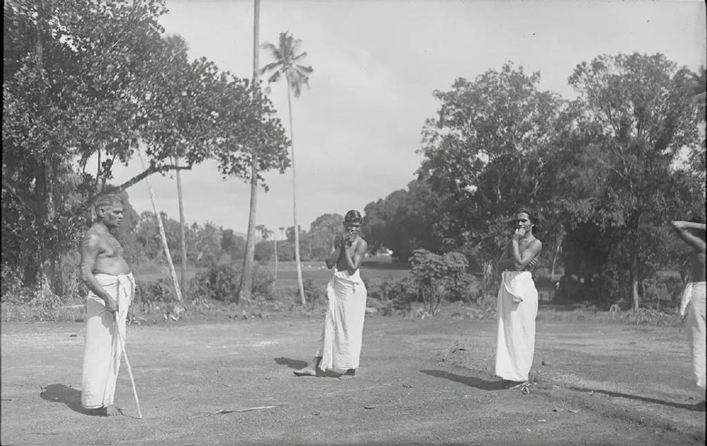 പട്ടിക്കാംതൊടി രാവുണ്ണി മേനോനും ശിഷ്യരും. കലാമണ്ഡലത്തി​ലെ ആദ്യ കാല ദൃശ്യം. Photo Credit/ Alice Boner-Courtesy Muesum Rietberg