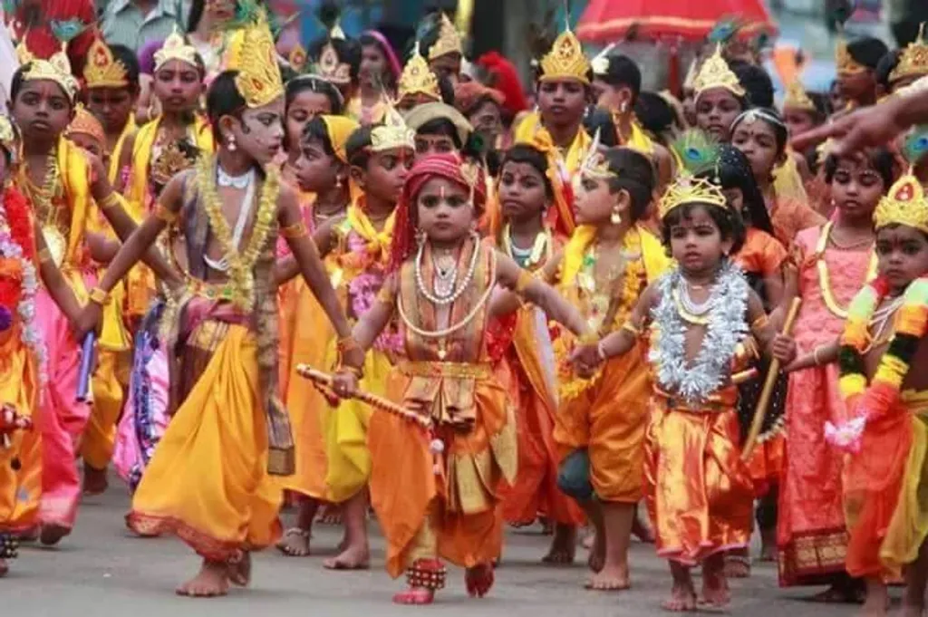 ശ്രീകൃഷ്ണ ജയന്തിയും യോഗയും മുതൽ ശബരിമല തീർത്ഥാടനം വരെ രാഷ്ട്രീയപ്രയോഗങ്ങളാക്കി മാറ്റുന്ന സംഘപരിവാറിന്റെ അതേ മുറകൾ ഇടതുമുന്നണിയും സി പി ഐ(എം), സി പി ഐ കക്ഷികളും പയറ്റുനതാണ് നമ്മളിപ്പോൾ കാണുന്നത്. 