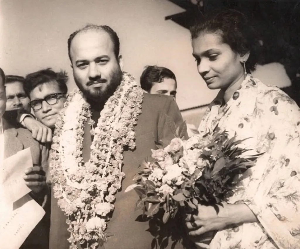 വിദ്യാർത്ഥി പ്രക്ഷോഭത്തെ അനുകൂലിച്ച് എഡിറ്റോറിയലുകൾ എഴുതിയതിന് ബീഹാറിലെ കെ.ബി സഹായ് സർക്കാർ ടി.ജെ.എസ് ജോർജിനെ ജയിലിലടച്ചു. 21 ദിവസത്തിന് ശേഷം ജയിൽ മോചിതനായപ്പോൾ ഹസാരിബാഗ് സെൻട്രൽ ജയിലിന് മുന്നിൽ നിന്നെടുത്ത ചിത്രം. അമ്മു ജോർജ് സമീപം