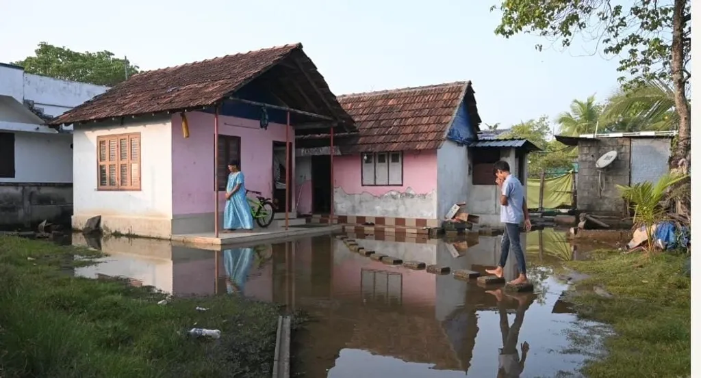 സമുദ്രനിരപ്പ് ഉയരുന്നതിനെത്തുടർന്ന് വെള്ളപ്പൊക്ക ദുരന്തം നേരിടുന്ന എറണാകുളത്തെ  പുത്തൻവേലിക്കര എന്ന തീരദേശഗ്രാമത്തിന്റെ ജീവിതമാണ് ഉപ്പുവീടുകൾ എന്ന സിനിമ പകർത്തിയിരിക്കുന്നത്. Photo Credit / Surya Chittore