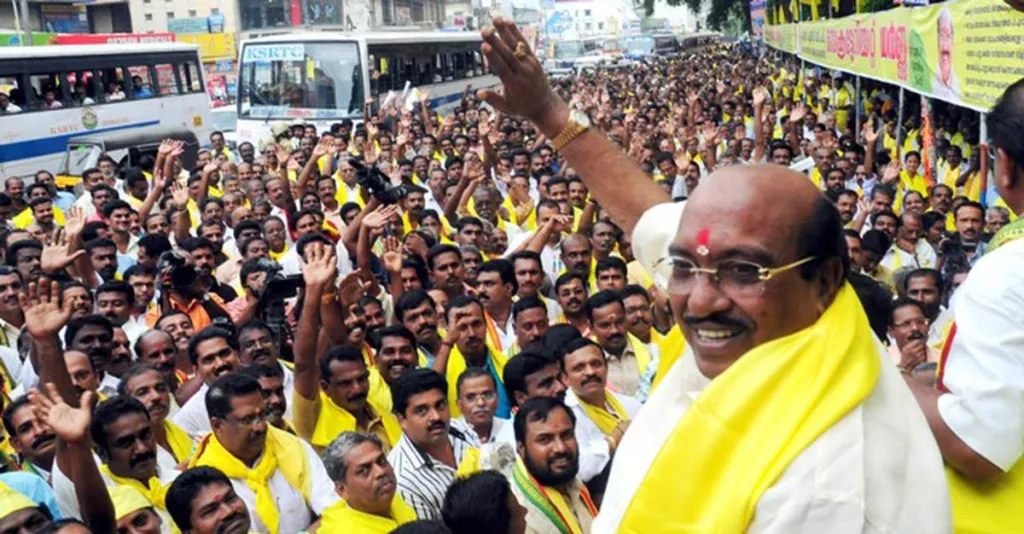 കേരളത്തിലെ ജാതിസംഘടനകൾ - നായർ സമുദായത്തെ പ്രതിനിധീകരിക്കുന്ന എൻ‌ എസ്‌ എസും ഈഴവസമുദായത്തെ പ്രതിനിധീകരിക്കുന്ന എസ്‌ എൻ‌ ഡി‌ പിയും - സ്വാധീനമുള്ള സംഘടനകൾ തന്നെയാണ്.