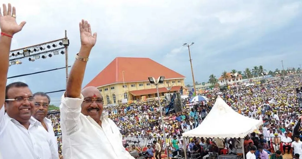 വെള്ളാപ്പള്ളിയുടെയും സുകുമാരൻ നായരുടെയും പ്രമോട്ടർമാരാവാൻ ഇടതുപക്ഷം തുനിയരുതായിരുന്നു. ഹിന്ദുത്വ വർഗീയത അവരിലൂടെയും പ്രസരിക്കുന്നുണ്ട് എന്നത് മറന്നു പോകരുത്. 