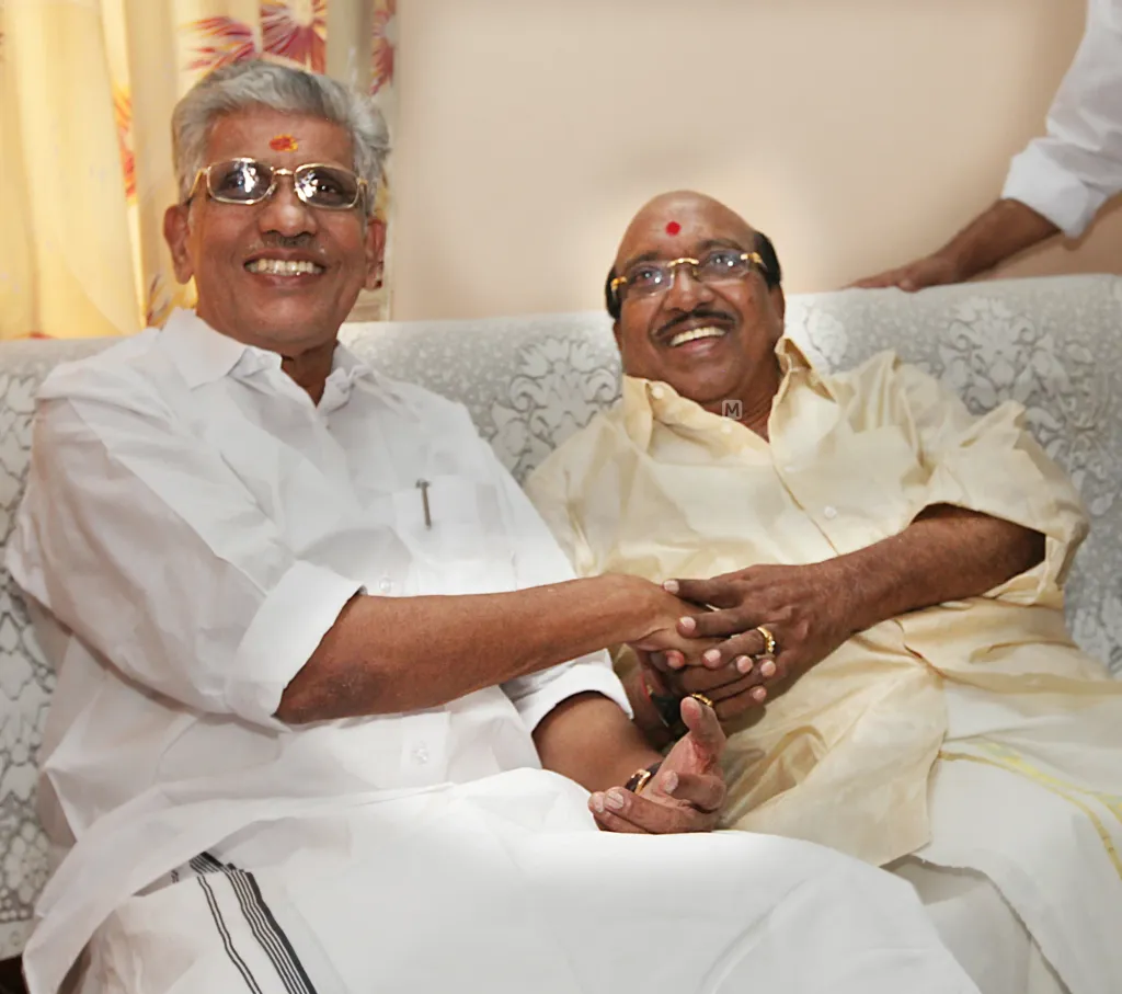  ഇടതിനും വലതിനും ഉപേക്ഷിക്കാൻ കഴിയാത്തവിധം വോട്ട് രാഷ്ട്രീയത്തിന്റെ ചാലകശക്തിയായി സമുദായ പ്രസ്ഥാനങ്ങൾ മാറിക്കഴിഞ്ഞു. വെള്ളാപ്പള്ളി നടേശനും സുകുമാരൻ നായരും  അതാണ് പറയാതെ പറഞ്ഞുകൊണ്ടിരിക്കുന്നത്.