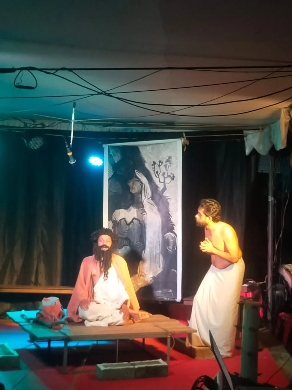 കടന്നുപോയ കാലത്തെ വിശാലമായ ക്യാൻവാസിലാണ് സച്ചിദാനന്ദൻ ചിത്രീകരിക്കുന്നത്. ജീവിതാഖ്യായികയും ചരിത്രാഖ്യായികയുമായ നാടകത്തെ മൂഴിക്കുളം ശാലയുടെ ബാനറിലാണ് രംഗക്ഷമമാക്കി അവതരിപ്പിച്ചത്. 