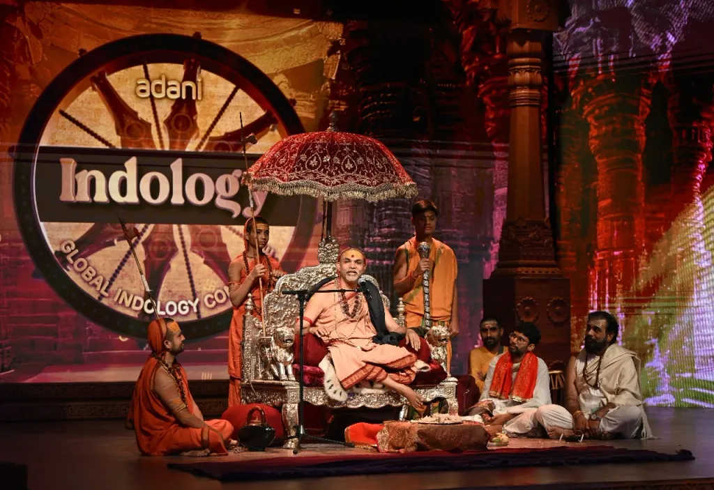 കേന്ദ്ര വിദ്യാഭ്യാസ മന്ത്രാലയത്തിന്റെ ഇന്ത്യൻ നോളജ് സിസ്റ്റം ഡിവിഷനുമായി സഹകരിച്ച് അദാനി ഗ്രൂപ്പ് 2025 നവംബർ 20 മുതൽ 22 വരെ അഹമ്മദാബാദിലെ അദാനി കോർപ്പറേറ്റ് ഹൗസിൽ 'ഇൻഡോളജി' പുനരുജ്ജീവിപ്പിക്കുന്നതിനുള്ള ഒരു ദേശീയ പരിപാടി സംഘടിപ്പിച്ചിരുന്നു.