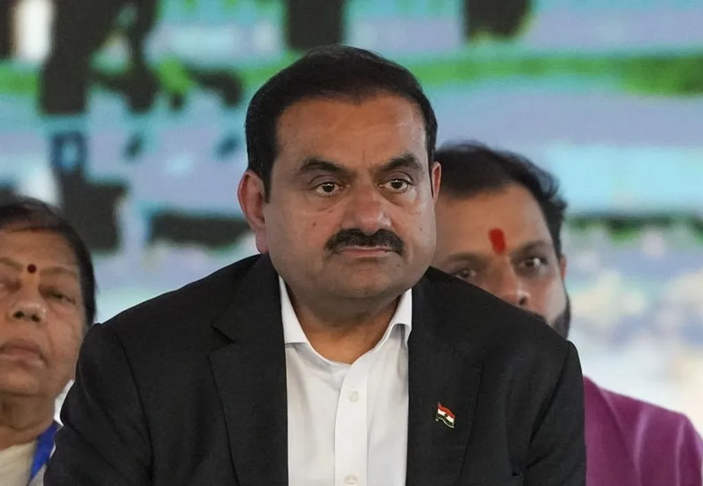 ഗാസ യുദ്ധത്തിൽ പ്രയോഗിച്ച സൈനിക ഡ്രോണുകളും ആയുധങ്ങളും ഉൾപ്പെടെയുള്ള യുദ്ധസാമഗ്രികൾ ഇസ്രയേലി പ്രതിരോധ കമ്പനികളുമായുള്ള സംയുക്ത സംരംഭങ്ങളിലൂടെ അദാനി ഗ്രൂപ്പ് നിർമിച്ചവ കൂടിയാണെന്ന് മനുഷ്യാവകാശ ഗ്രൂപ്പുകൾ തെളിയിക്കുകയുണ്ടായി.