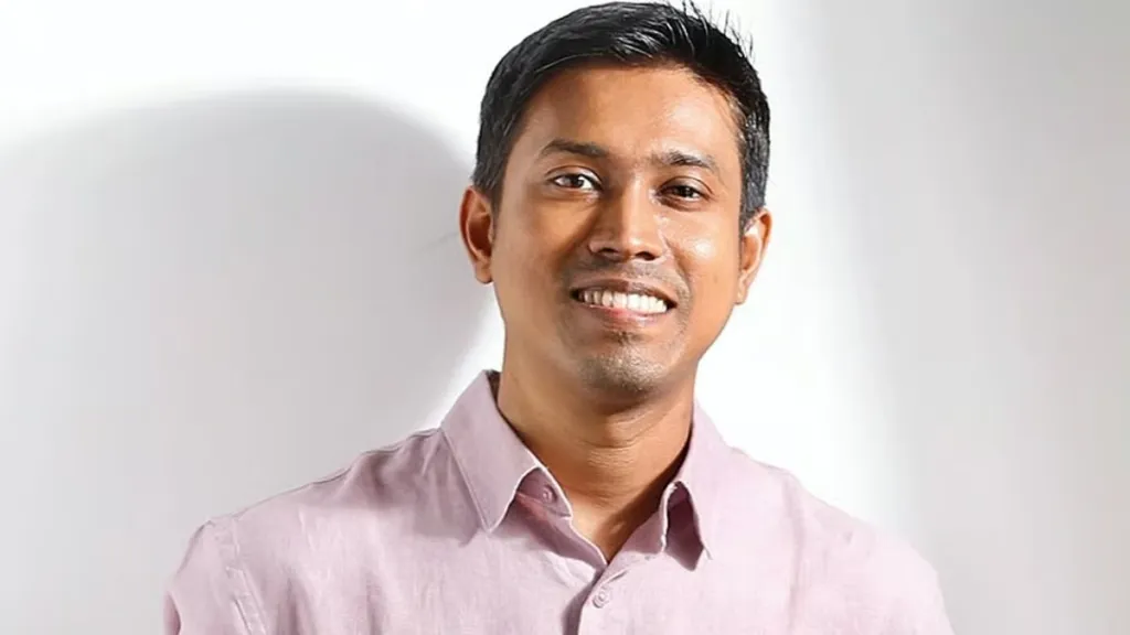 ഓടും കുതിര ചാടും കുതിര എന്ന സിനിമയുടെ സംവിധായകൻ  അൽത്താഫ് സലീം. അതിസൂക്ഷ്മതയോടുകൂടിയാണ് ഓരോ കഥാപാത്രങ്ങളെയും അൽത്താഫ് സൃഷ്ടിച്ചെടുത്തിരിക്കുന്നത്. മൂർത്തവും അമൂർത്തവും ആയ രണ്ട് യഥാർഥ്യങ്ങളിലാണ് ഈ കഥാപാത്രങ്ങൾ ജീവിക്കുന്നത്. 