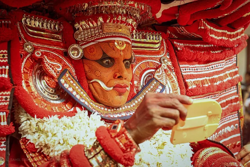 മതവിമർശകർ പറയുന്നതു പോലെ, ഭയത്തിൽ നിന്നു തന്നെയാണ് മതമുണ്ടായതെങ്കിലും മനുഷ്യൻ കലയുടെ കാൽച്ചിലമ്പുമിട്ടുവന്ന് അതേ ഭയത്തിൻ്റെ പത്തികൾക്കു മുകളിൽ കയറി പിന്നീട് ആനന്ദനൃത്തം ചവിട്ടുന്ന രംഗവും കാണാതിരുന്നു കൂടാ.