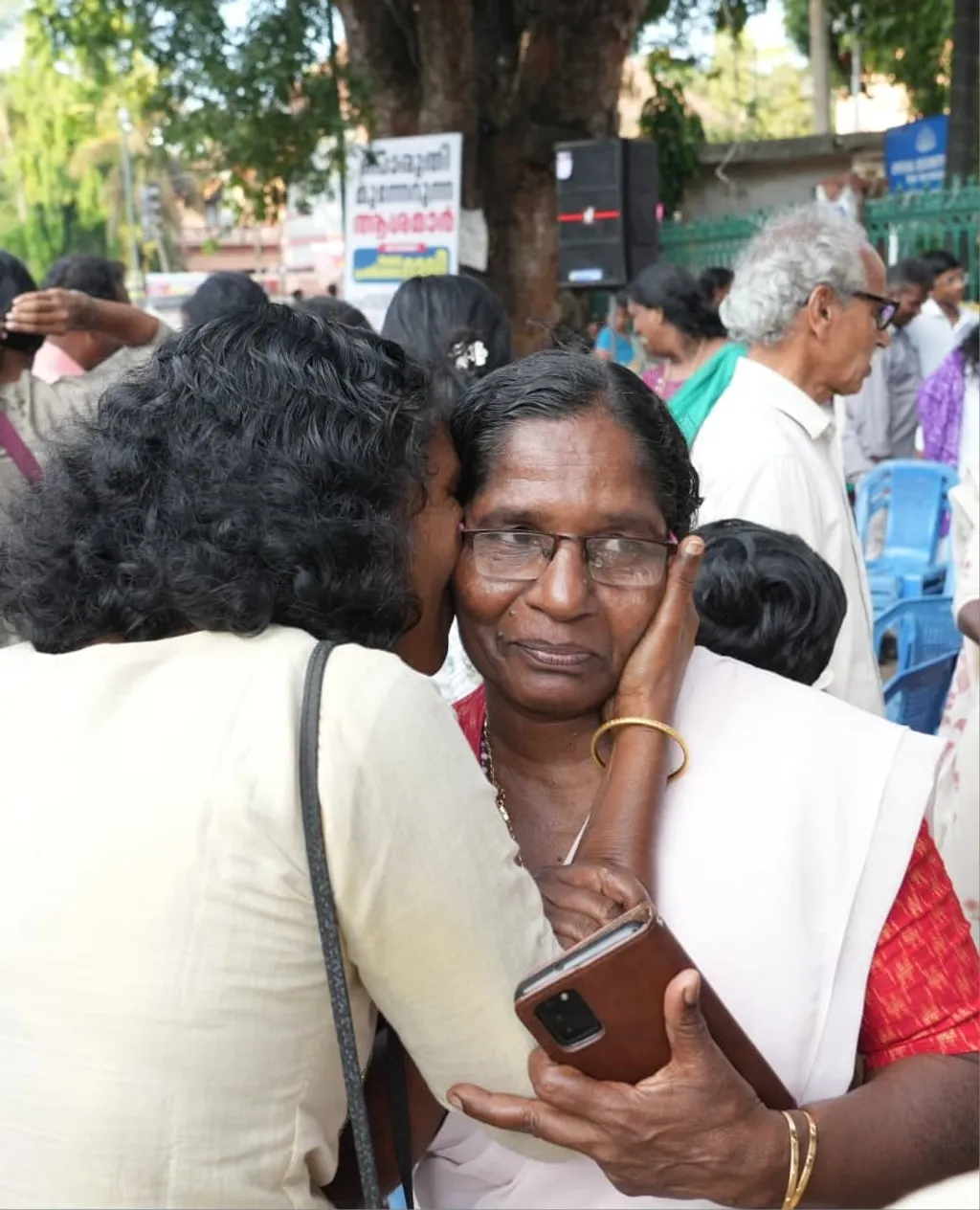 ഇടതുപക്ഷ രാഷ്ട്രീയത്തിൻ്റെ, അവകാശ സമരത്തിൻ്റെ ബാലപാഠം പോലും ബോധപൂർവ്വം വിസ്മരിക്കുന്ന സി പി എമ്മിൻ്റെ ധാർഷ്ട്യത്തോട് ആശമാർ ഉച്ചൈസ്തരം വിളിച്ചു പറയുന്നത്, നിങ്ങൾ തരുന്നതൊന്നും നിങ്ങളുടെ ഔദാര്യമല്ല; ഞങ്ങളുടെ പോരാട്ടത്തിലൂടെ പിടിച്ചു വാങ്ങിയതാണ് എന്നു തന്നെയാണ്.