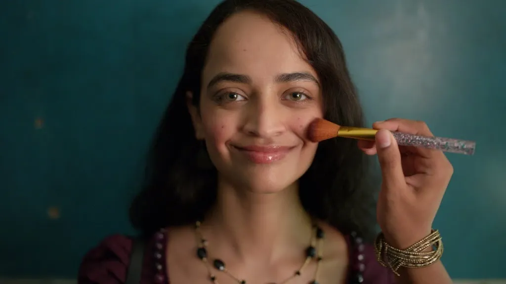 ബാഡ് ഗേൾ (2025) എന്ന തമിഴ് ചിത്രം ഈ ഇരട്ടധാരണകൾക്കെതിരെയും സ്ത്രീയെ ‘നന്നാക്കാൻ’ ശ്രമിക്കുന്ന സമൂഹത്തിനുനേരെയുമുള്ള രാഷ്ട്രീയ പ്രസ്താവനയാണ്.