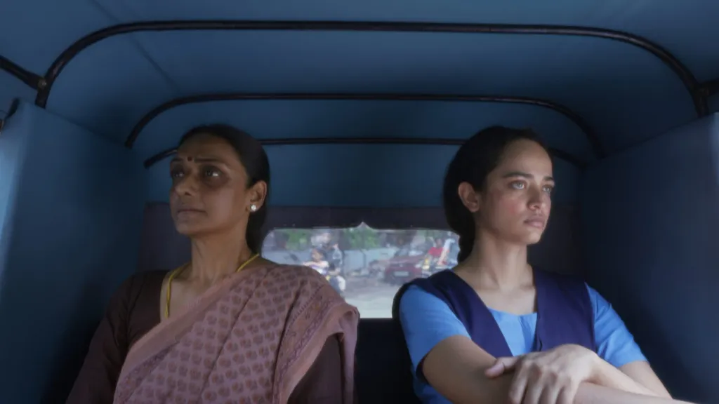 ബാഡ് ഗേളിന്റെ ഏറ്റവും തീവ്രമായ താളം അമ്മയും മകളും തമ്മിലുള്ള ബന്ധവും അതിലൂടെ പകരുന്ന തലമുറാനന്തരാഘാതവുമാണ്.