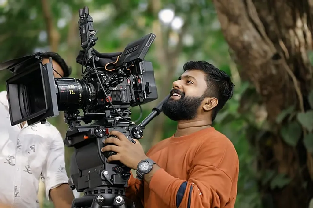 താനൊരിക്കലും ട്വിസ്റ്റ്കൾക്ക് പിന്നാലെ പായാറില്ലെന്നു ബാഹുൽ പണ്ടൊരു ഇന്റർവ്യൂയിൽ പറഞ്ഞത് ഓർമ്മയുണ്ട്. അയാളുടെ മുൻരചനകളിലെ പോലെ തന്നെ എണ്ണംപറഞ്ഞ  ട്വിസ്റ്റുകൾ ഈ സിനിമയിലുമുണ്ട്. 