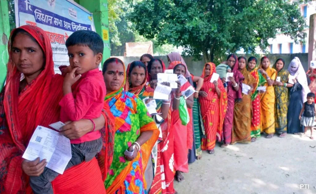 ഗ്രാമീണ സ്ത്രീകളുടെ കടുത്ത തൊഴിലില്ലായ്മയും തൊഴിൽ തേടിയുള്ള പുരുഷന്മാരുടെ പലായനവുമാണ് സംസ്ഥാനം നേരിടുന്ന രൂക്ഷമായ പ്രശ്നങ്ങളിലൊന്ന്. ഇവരെ ഔദാര്യ പദ്ധതികളാൽ മറച്ചുപിടിക്കുകയാണ് നിതീഷ് കുമാർ ചെയ്തുവരുന്നത്.