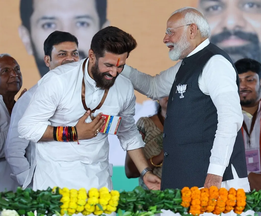 'നരേന്ദ്രമോദിയുടെ ഹനുമാൻ' എന്ന് ആക്ഷേപിക്കപ്പെട്ട നേതാവാണ് ചിരാഗ്. 2020-ൽ ഒരു സീറ്റു മാത്രം ജയിച്ച പാർട്ടിക്ക് ഇത്തവണ 29 സീറ്റ് കണ്ണുംപൂട്ടി കൊടുത്തതിൽ എൻ.ഡി.എയിൽ തന്നെ മുറുമുറുപ്പുണ്ടായിരുന്നു. എന്നാൽ, ചിരാഗ് താനതിന് അർഹനെന്ന് തെളിയിച്ചു,