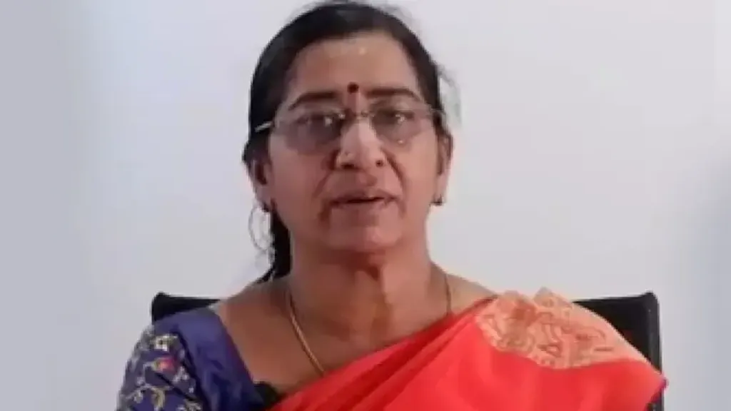 “നിന്നെപ്പോലുള്ള പുലയരും സംവരണം വാങ്ങി വന്നവരുമാണ് സംസ്കൃതത്തെ മലിനപ്പെടുത്തുന്നത്.ഈ മുറി വെള്ളം തളിച്ച് ശുദ്ധീകരിക്കണം" എന്നൊക്കെയുള്ള ജാതിവെറി പുലമ്പിയത് മറ്റുള്ള അദ്ധ്യാപകർ നോക്കിനിൽക്കുമ്പോഴാണ്. ഇത് ആദ്യമായല്ല വിജയകുമാരി ഇത്തരം കൃത്യങ്ങളിലേർപ്പെടുന്നത്.