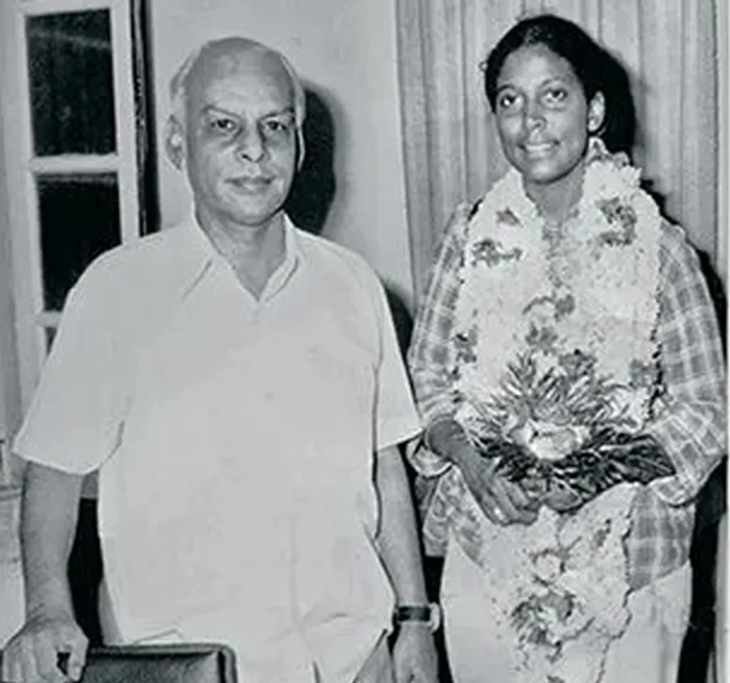 ഇന്ത്യയിലെ വസൂരി നിർമ്മാർജ്ജനത്തിൽ താത്പര്യം തോന്നി ഇന്ത്യയിലെത്തി കൊർനേലിയ പശ്ചിമ ബംഗാളിലെ ഡാർജിലിങ്ങ്, ജല് പാൽ ഗുരി, കൂച്ച് ബീഹാർ എന്നീ മേഖലകളിലാണ് സേവനമനുഷ്ടിച്ചത്. 