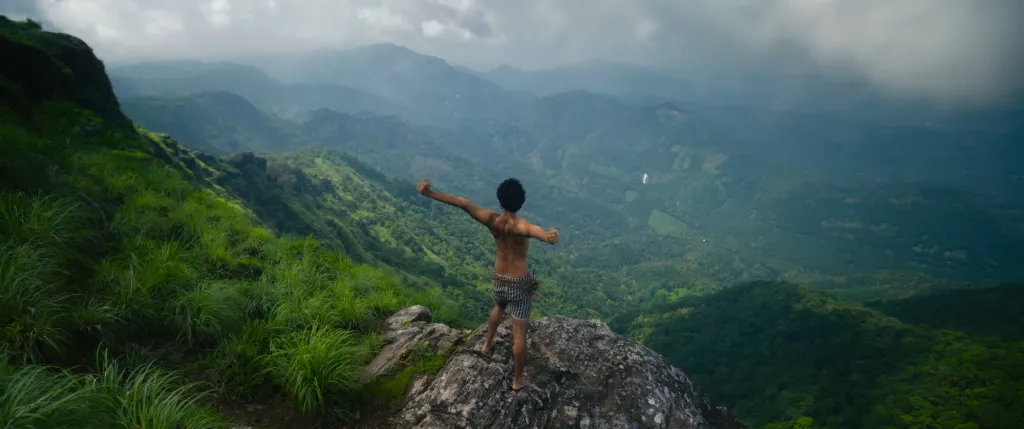 പകയിറുമ്മുന്ന പട്ടികളുടെ ദംഷ്ട്രഭാഷ്യം ഇടുക്കിയുടെ വന്യസുന്ദര പശ്ചാത്തലത്തിൽ മനോഹരമായി പകർത്തിയിട്ടുണ്ട്, സ്ക്രിപ്റ്റ് എഴുതുകയും സിനിമയുടെ ഡി ഒ പിയും കൂടിയായ ബാഹുൽ രമേഷ്. 