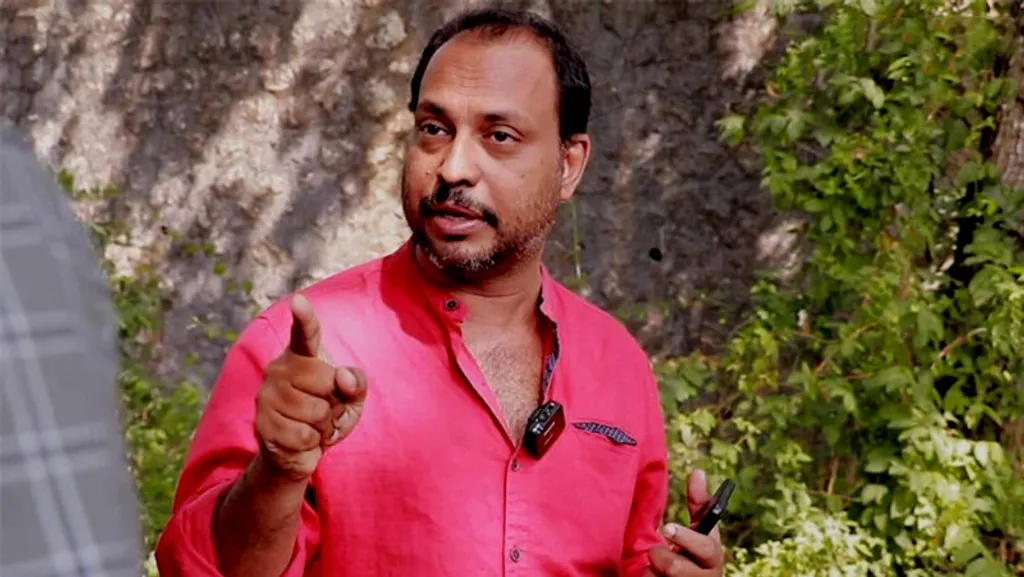 ഇന്ത്യൻ ബുദ്ധിജീവി വർഗം ബ്രാഹ്മണ വ്യവസ്ഥയുടെ അനുബന്ധമാണെന്നത് ചിലർക്കെങ്കിലും അരോചകമായി തോന്നിയേക്കാം; എന്നാൽ വാസ്തവം അതാണ് അപ്പുറം വഞ്ചനയുടെ തുടർച്ചയും. ചരിത്രകാരൻ രാമചന്ദ്ര ഗുഹ ബിജെപിയെ (അല്ലെങ്കിൽ അതിന്റെ റിമോട്ട് കൺട്രോളായ ആർഎസ്എസിനെ) ബുദ്ധിജീവികളില്ലാത്ത പാർടിയായി വിലയിരുത്തിയിട്ടുണ്ട്. ആ ഒളിവ് നികത്തിക്കൊടുക്കുകയാണ് ഫക്രുദ്ദീൻ അലിയെപ്പോലുള്ളവർ.