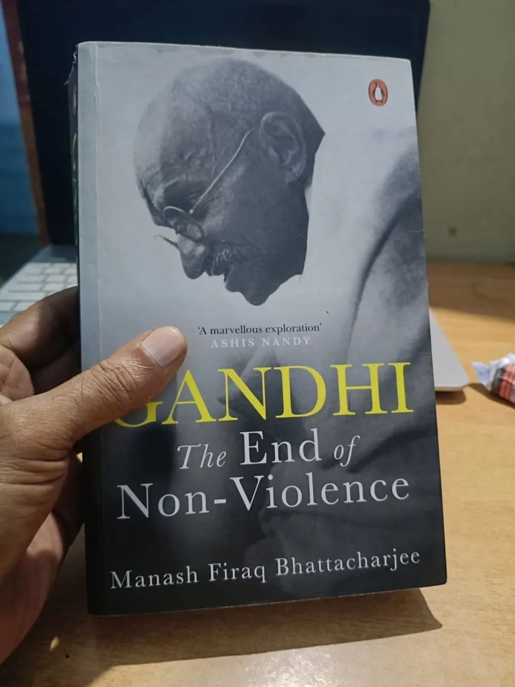 നവാഖലിയിലെ കൊലപാതകങ്ങൾ, മുസ്ലീംലീഗിന്റെ സംശയാസ്പദമായ പങ്ക്, ആ ഘട്ടങ്ങളിലെ ഗാന്ധിയുടെ കടുത്ത ധാർമ്മിക പോരാട്ടം എന്നിവയിൽ പുസ്തകം കാര്യമായ ശ്രദ്ധ ചെലുത്തുന്നു.