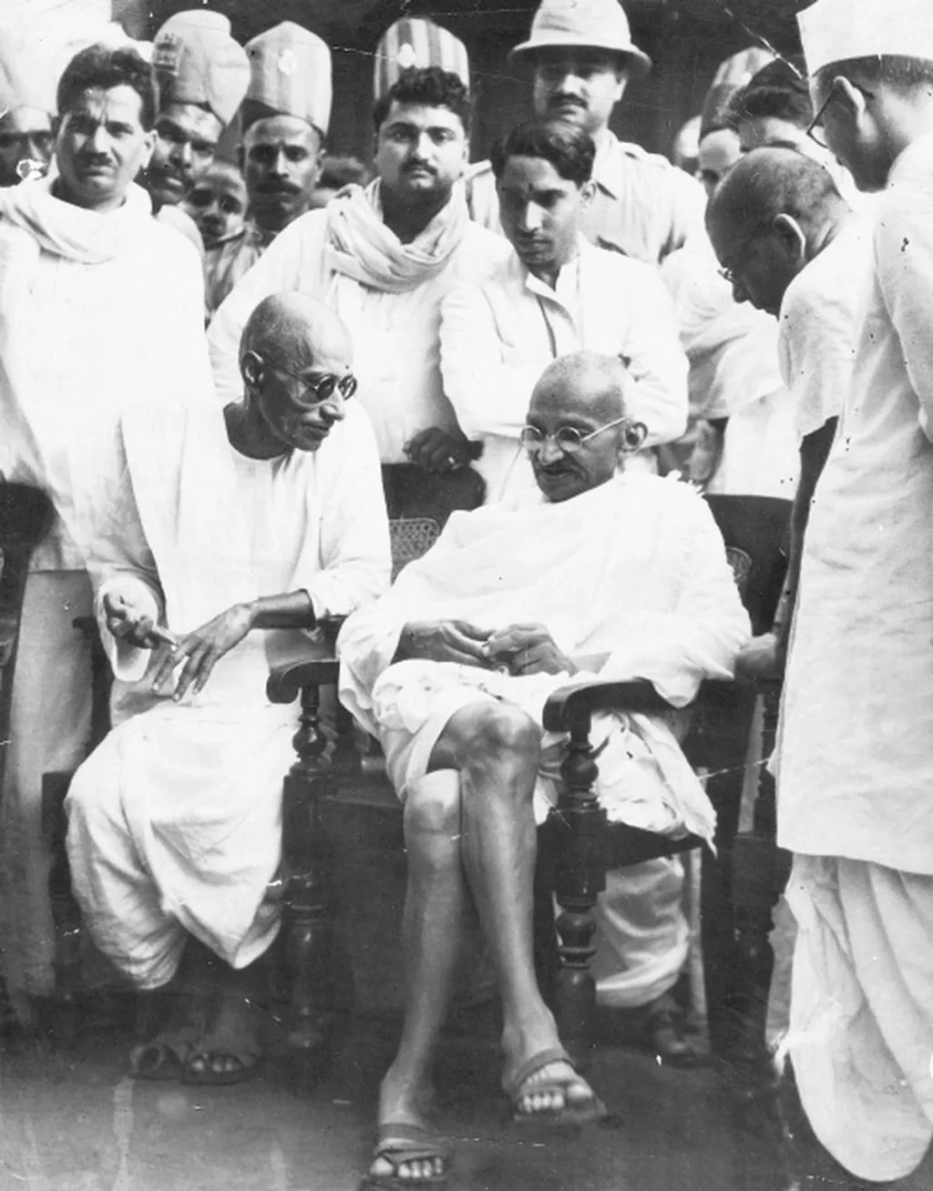 രാഷ്ട്രീയ - സാമ്പത്തിക കാര്യങ്ങളിൽ കോൺഗ്രസ് നിലപാടിന് വിരുദ്ധമായ നയപരിപാടികൾക്കായി സമ്മർദ്ദം ചെലുത്തിയതിന്റെ പേരിൽ രാജാജിയുമായുള്ള ഗാന്ധിയുടെ ബന്ധം ഉലഞ്ഞു. രാജഗോപാലാചാരിയുടെ പ്രതിച്ഛായയ്ക്ക് ഇത് മങ്ങലേല്പിച്ചു. തന്റെ നിലപാടുകൾ അംഗീകരിച്ചില്ലെങ്കിൽ മദ്രാസ് പ്രവിശ്യ ഇന്ത്യയിൽ നിന്ന് വിട്ടുപോവുമെന്നു പോലും രാജാജിയുടെ ഒരു ഘട്ടത്തിൽ ഭീഷണി മുഴക്കി.