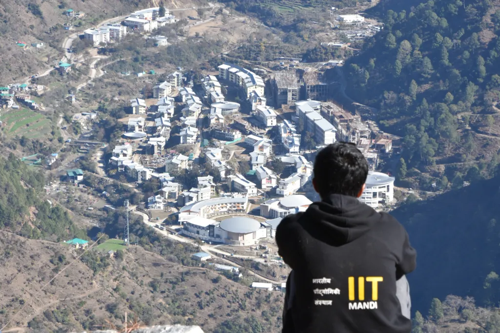 ഐ‌.ഐ‌.ടി മണ്ഡിയിൽ  കഴിഞ്ഞ വർഷം, ഒന്നാം വർഷ എഞ്ചിനീയറിംഗ് വിദ്യാർത്ഥികൾക്കായി "‘Introduction to Consciousness and Wellbeing’" എന്ന പേരിൽ നിർബന്ധിത ഐ‌കെ‌എസ് കോഴ്‌സ് അവതരിപ്പിച്ചതിനും, അതിൽ "പുനർജന്മം" പോലുള്ള വിഷയങ്ങൾ ഉൾപ്പെടുന്നു എന്നുള്ളതിനാലും പ്രതിഷേധങ്ങൾ ഉയർന്നിരുന്നു.