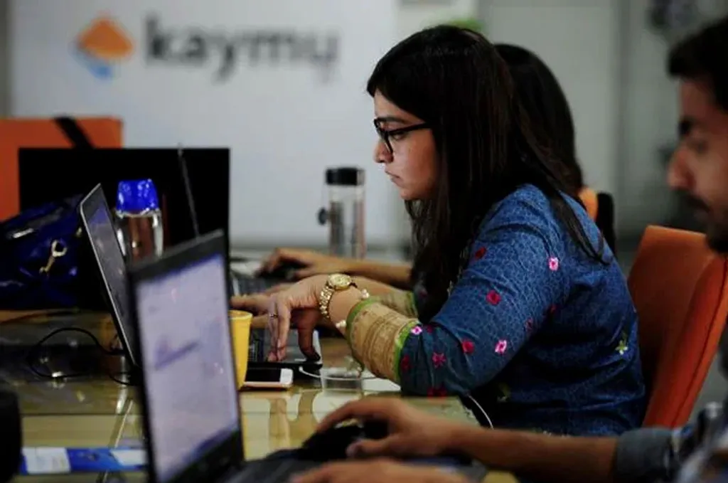 തൊഴിൽ പരിശോധനാ സംവിധാനങ്ങൾ ദുർബലമാക്കപ്പെടുമ്പോൾ, രാത്രി ജോലിക്കുള്ള നിയമപരമായ അനുമതി സ്ത്രീകൾക്ക് സുരക്ഷിതമായ അവസരങ്ങളായി മാറുമോ? സംശയമാണ്.