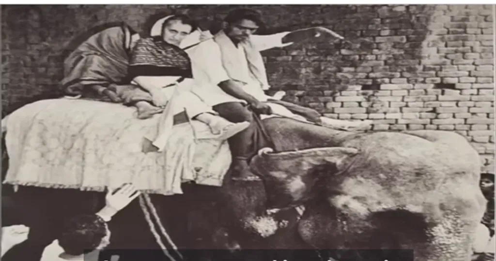 ബിഹാറിലെ ബെൽച്ചിയ ഗ്രാമത്തിൽ 1977- ൽ നടന്ന ദലിത് കൂട്ടക്കുരുതിക്കെതിരെ പ്രതിഷേധിക്കാനെത്തിയ ഇന്ദിരാഗാന്ധി പ്രതികൂല കാലാവസ്ഥമൂലം ആനപ്പുറത്ത് സഞ്ചരിക്കുന്നു 