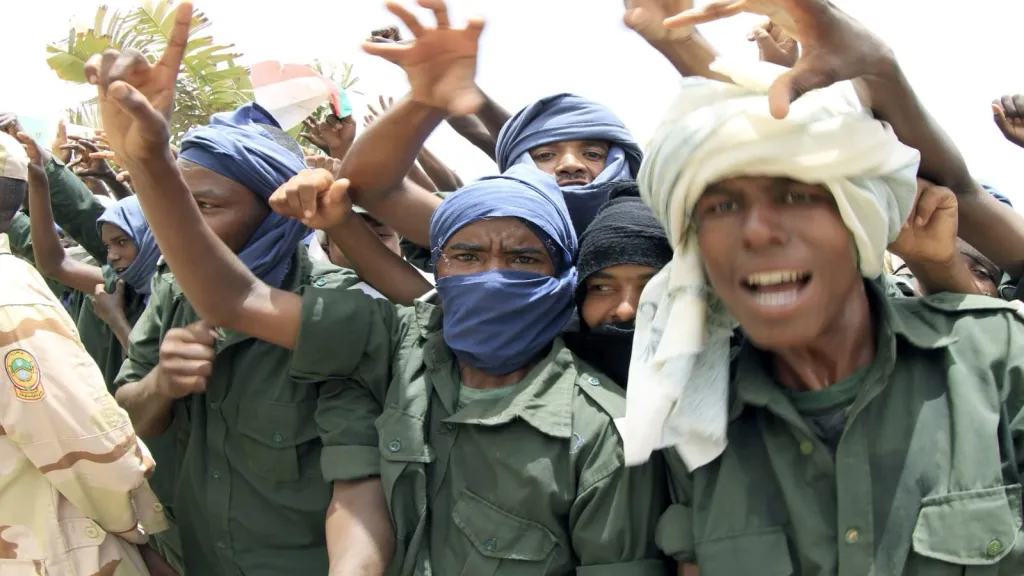 'ജൻജവീദ്' എന്ന പേരുള്ള ഗോത്ര സായുധവിഭാഗമാണ് ദാർഫറിലെ പൗരരെ കൂട്ടഹത്യയ്ക്ക് വിധേയമാക്കുന്നത്. കുതിരപ്പുറമേറി വരുന്ന ചെകുത്താൻ എന്നൊരു ഭാഷാന്തരവുമുണ്ട്, ജൻജവീദ് എന്ന അറബി പദത്തിന്.