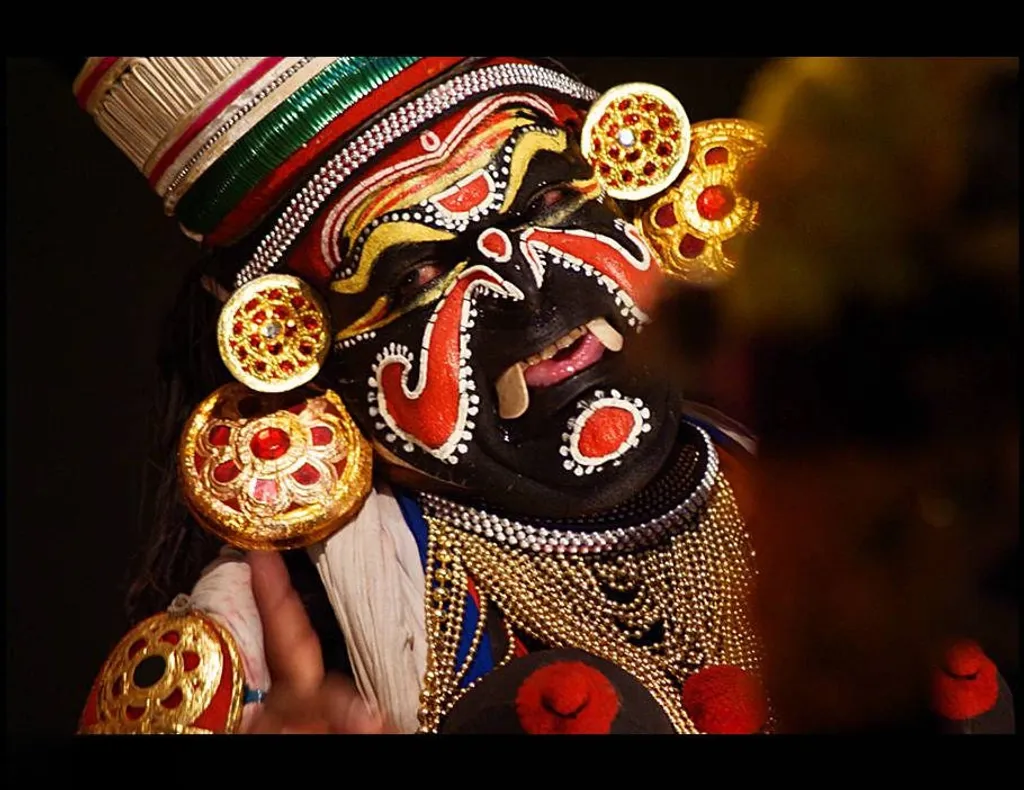 കലകളിൽ കഥകളി, മുടിയേറ്റ്, തെയ്യം എന്നിവയിലെത്തുമ്പോൾ ഭയാനകത വലിയ ആസ്വാദനതലങ്ങൾ സൃഷ്ടിക്കുന്നുണ്ട്. തിരശ്ശീലയ്ക്കപ്പുറത്തുനിന്ന് കരിവേഷം ചാടിവീഴുന്ന നിണംകളിയാണ് കഥകളിയിൽ.