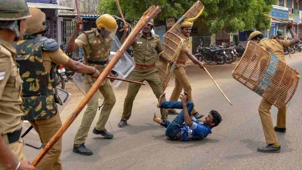 തൂത്തുക്കുടിയിൽ ദലിത് സമൂഹത്തിലെ ബസ് ഡ്രൈവറും മറവർ (തേവർ) ജാതിയിൽ പെട്ട വിദ്യാർത്ഥികളുമായുള്ള തർക്കം സാമുദായിക ഏറ്റുമുട്ടലുകളായി പരിണമിച്ചതിന്റെ അനന്തര ഫലമായിരുന്നു കൊടിയങ്കുളത്ത് നടന്ന പോലീസ് വേട്ട. 