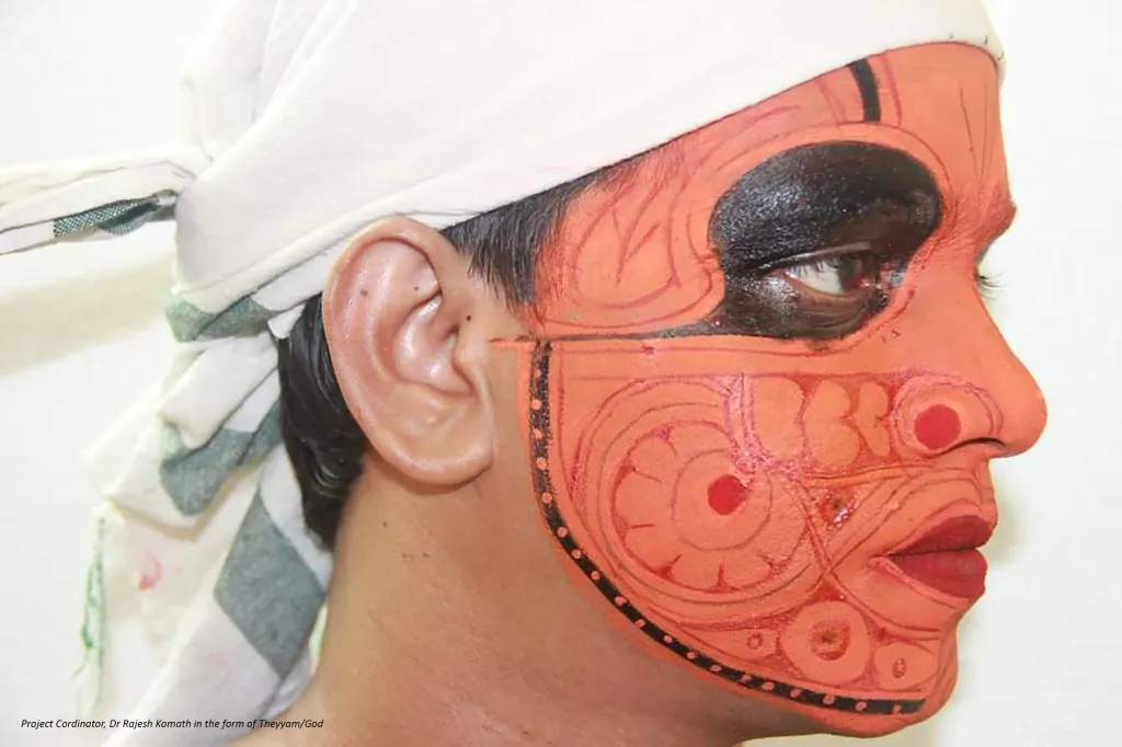 വടക്കേ മലബാറിലെ തെയ്യക്കാവുകൾ ദൈവസന്നിധിയാവുമ്പോഴും അതൊരു ജാതി സന്നിധി കൂടിയാണ്. എല്ലാ തെയ്യങ്ങൾക്കും ജാതി - ദേശ ബന്ധമുണ്ട്. തെയ്യക്കാവുകൾ അവരുടെ തെയ്യങ്ങളുടെ കളിയാട്ടമാണ്. (തെയ്യവേഷത്തിൽ പ്രൊഫ. രാജേഷ് കോമത്ത്)